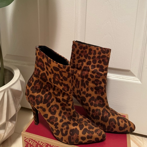 Allover Leopard Stiletto Classic Boots Size 8 - Picture 1 of 2
